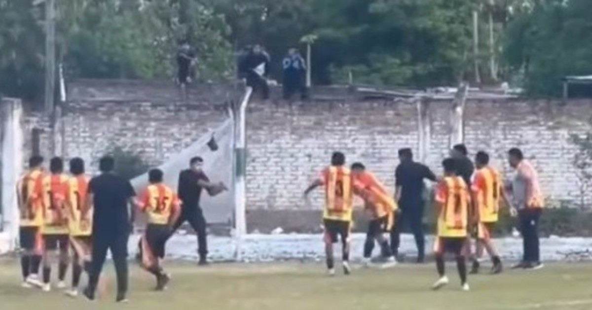 escandalo-en-salta:-un-policia-saco-su-arma-y-se-enfrento-a-los-jugadores-al-final-de-un-partido-de-futbol