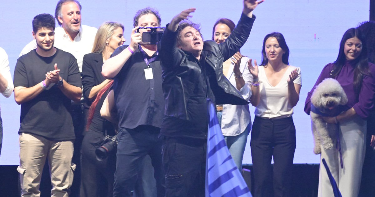 milei-cerro-la-campana-en-rosario:-pronostico-un-triunfo-nacional-con-todos-sus-candidatos-y-acuso-al-congreso-de-«destituyente»