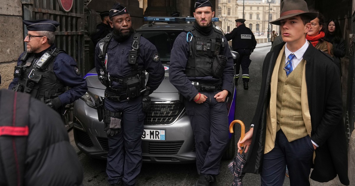 se-supo-quien-es-el-supuesto-«joven-detective»-que-aparecio-en-una-foto-tras-el-robo-al-museo-del-louvre