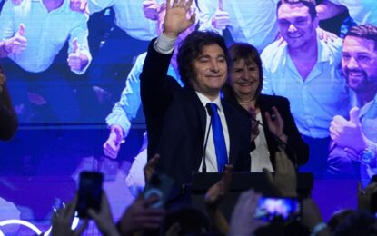 The Wall Street Journal analizó la contundente victoria de Milei: «Los barrios marginales abandonaron al peronismo»
