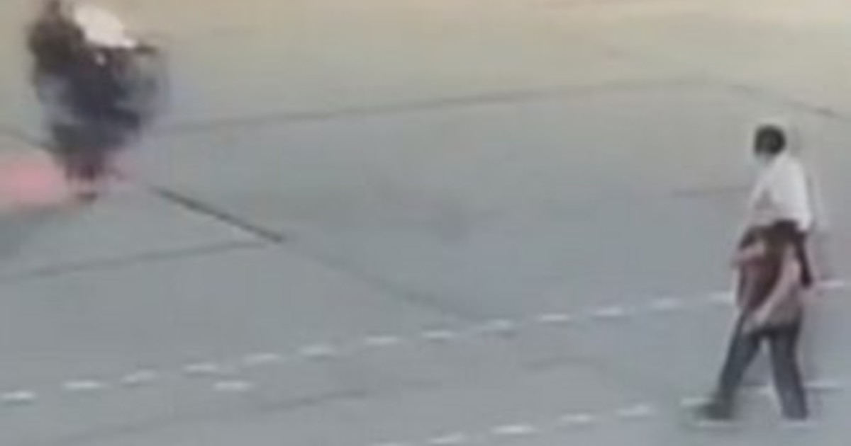 hacia-“wheelie”-con-la-moto-y-atropello-a-una-jubilada-que-cruzaba-la-calle:-la-mujer-quedo-en-estado-delicado-y-lucha-por-su-vida