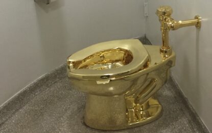 Sale a subasta una obra de arte insólita: un inodoro de oro puro