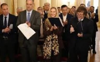 Otro gesto de Javier Milei hacia los evangélicos: oró con ellos en la Casa Rosada