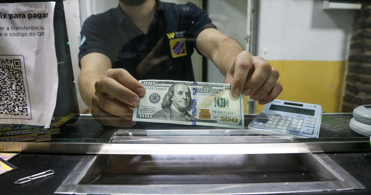 vuelve-a-bajar-el-dolar-para-el-ahorrista-y-se-aleja-de-los-$1.500