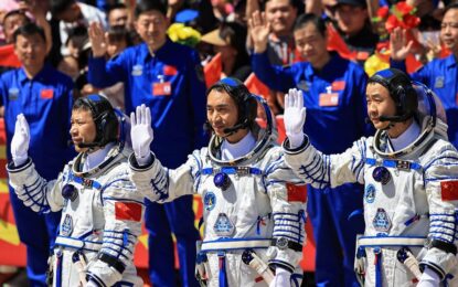 Tres astronautas quedaron varados tras chocar con «basura espacial» y no saben cuándo volverán a la Tierra: la misión Shenzhou-20