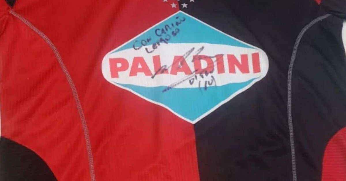 recuperaron-la-camiseta-de-newell’s-firmada-por-maradona-que-habian-robado-en-una-muestra-en-cordoba