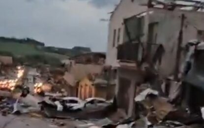 Violento temporal en Misiones: hay autos volcados, techos destrozados y caída de árboles por el doble ciclón tropical llegado de Brasil