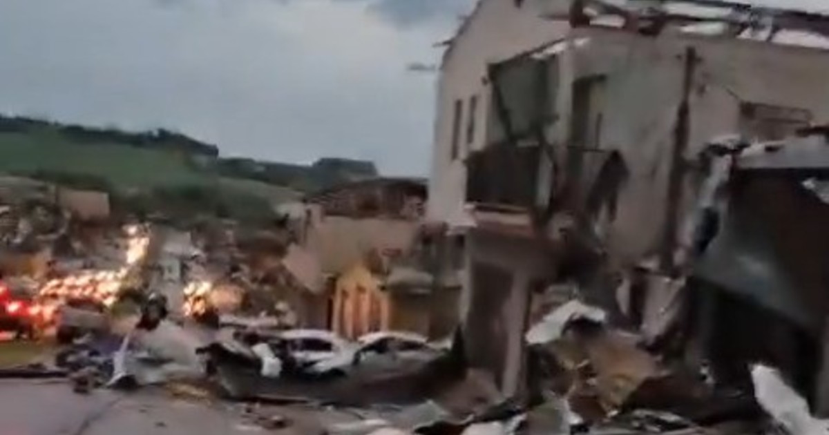 violento-temporal-en-misiones:-hay-autos-volcados,-techos-destrozados-y-caida-de-arboles-por-el-doble-ciclon-tropical-llegado-de-brasil