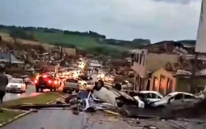 Cinco muertos y ráfagas de 250km/h: los impactantes videos de los destrozos que dejó un tornado en Brasil