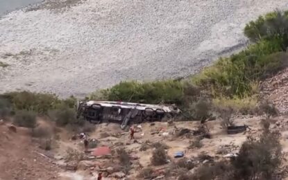 Tragedia en Perú: hay al menos 37 muertos por la caída de un micro en un barranco