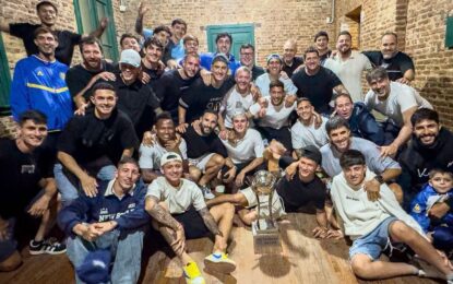 «Que la cuenten como quieran»: Rosario Central festejó su polémico título de campeón levantando el trofeo como Messi en Qatar