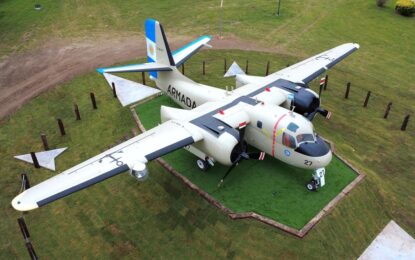 El avión de la Guerra de Malvinas que ahora se exhibe al público a pasos de la Basílica de Luján