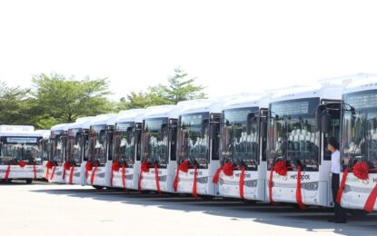 En medio del acuerdo comercial con Trump una líder del transporte compra en China 150 colectivos