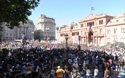 La irrupción barrabrava, el pedido de Cristina Kirchner y los cinco minutos de pánico: el día que el velorio de Maradona puso en jaque a la Casa Rosada