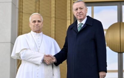 El Papa llegó a Ankara en su primer viaje internacional: homenaje a Ataturk y encuentro con Erdogan