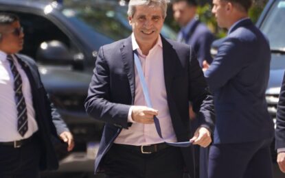 Con un irónico mensaje en redes, Luis Caputo volvió a negar que el precio del dólar esté atrasado: «Primer caso en el mundo»
