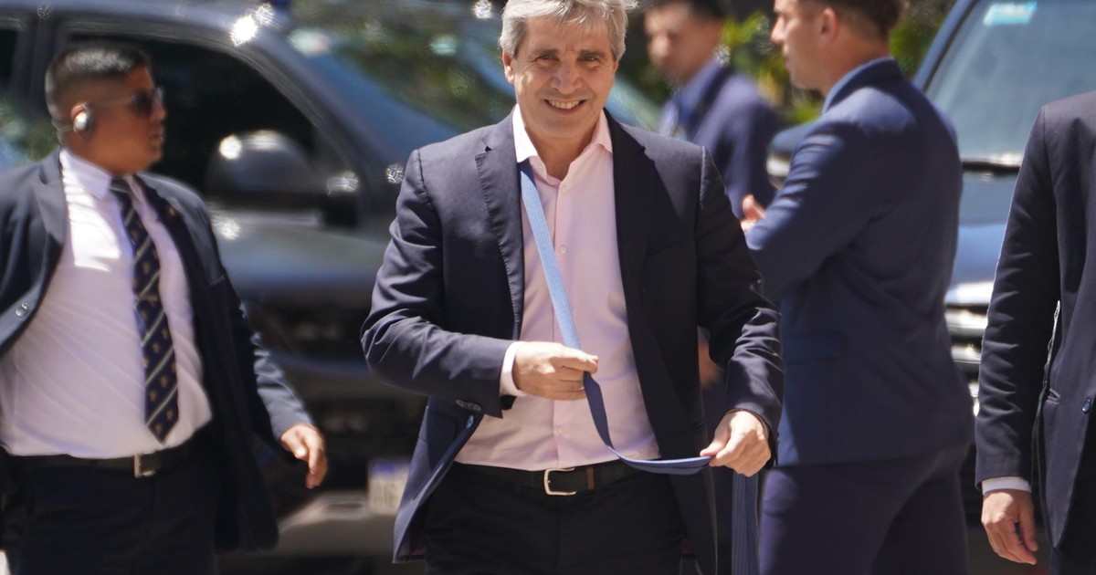con-un-ironico-mensaje-en-redes,-luis-caputo-volvio-a-negar-que-el-precio-del-dolar-este-atrasado:-«primer-caso-en-el-mundo»