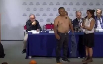 Insólita exposición antivacunas en el Congreso: un hombre en cuero pretendió ser prueba de consecuencias magnéticas