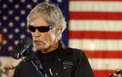 Un ícono de la música country fue hospitalizado tras apuñalarse a sí mismo, bajo los efectos de la cocaína y el whisky