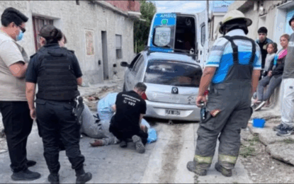 Chubut: un hombre reparaba su auto en la vereda y quedó atrapado debajo del vehículo en un dramático accidente