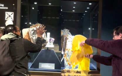 Un grupo de activistas arrojó comida contra las Joyas de la Corona en Londres