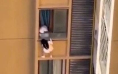 Una insólita huida que pudo ser trágica: quiso evitar a la esposa de su amante, escapó por la cornisa de un piso 13 y casi cae al vacío