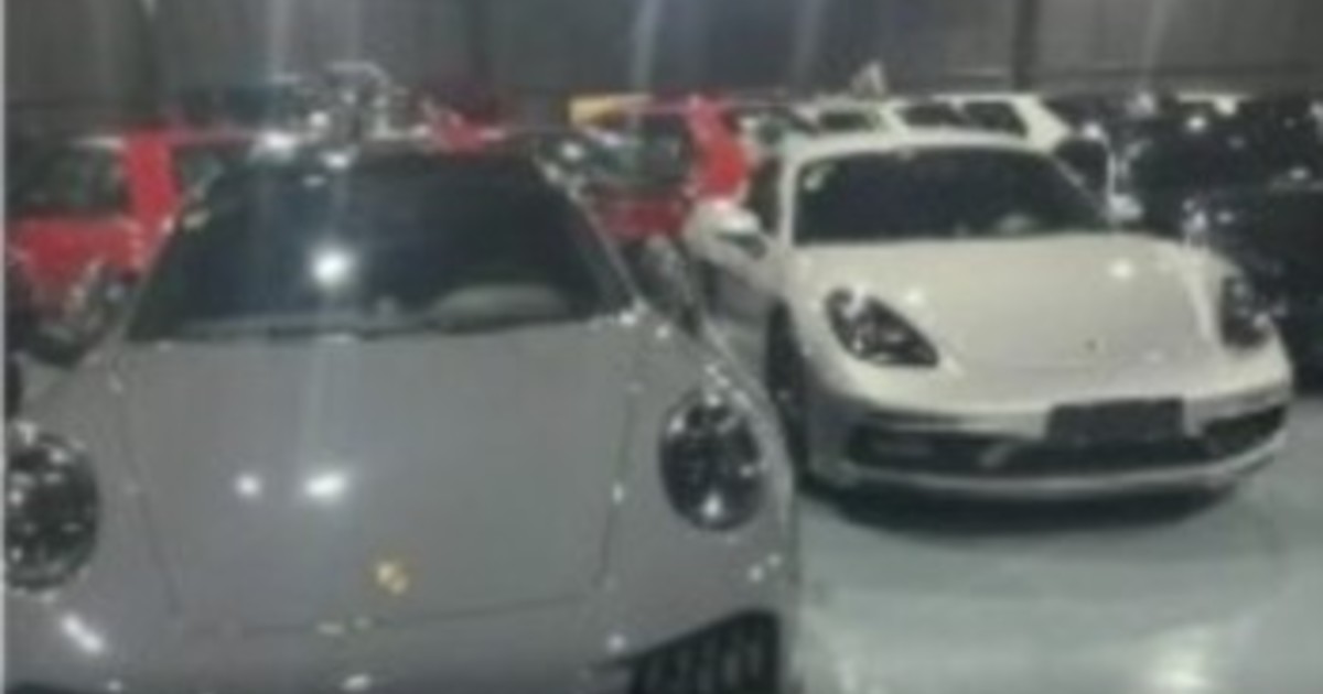una-ferrari,-varios-porsche-y-motos-harley-davidson:-la-impresionante-flota-de-54-vehiculos-incautada-en-la-mansion-atribuida-a-chiqui-tapia-y-toviggino