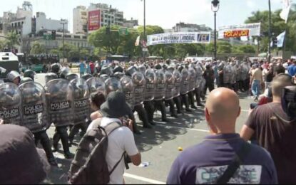Marcha de la CGT en Plaza de Mayo: la policía avanzó sobre los manifestantes y hubo disturbios