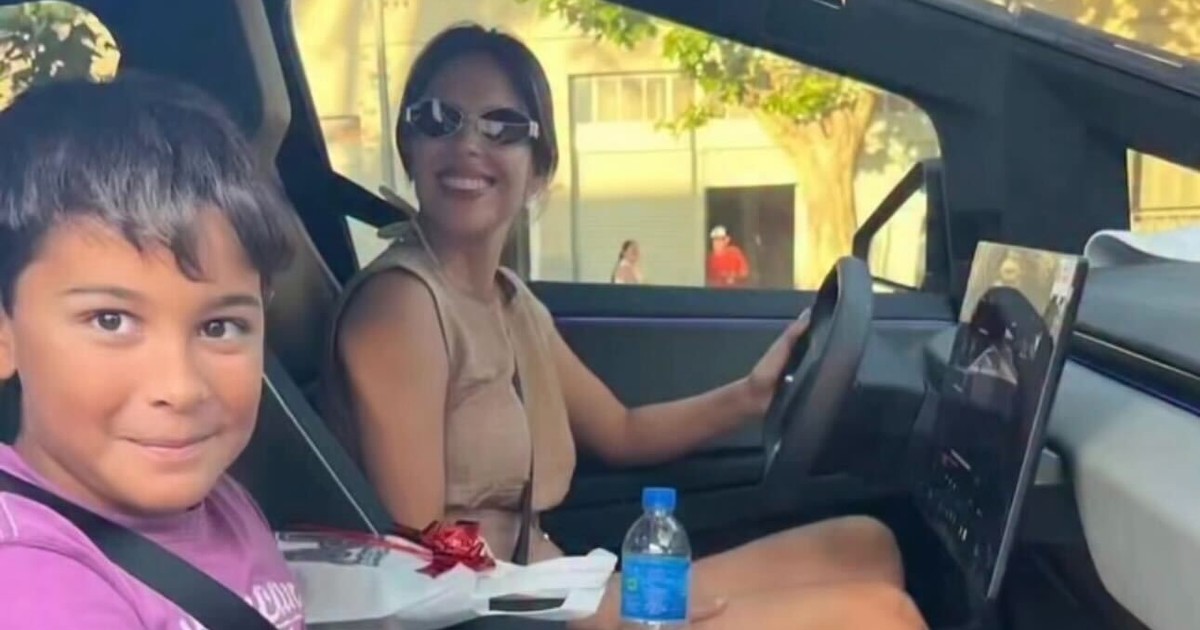 barby-franco-le-cumplio-el-sueno-a-un-nene-y-lo-invito-a-pasear-en-su-tesla-cybertruck-de-300-mil-dolares