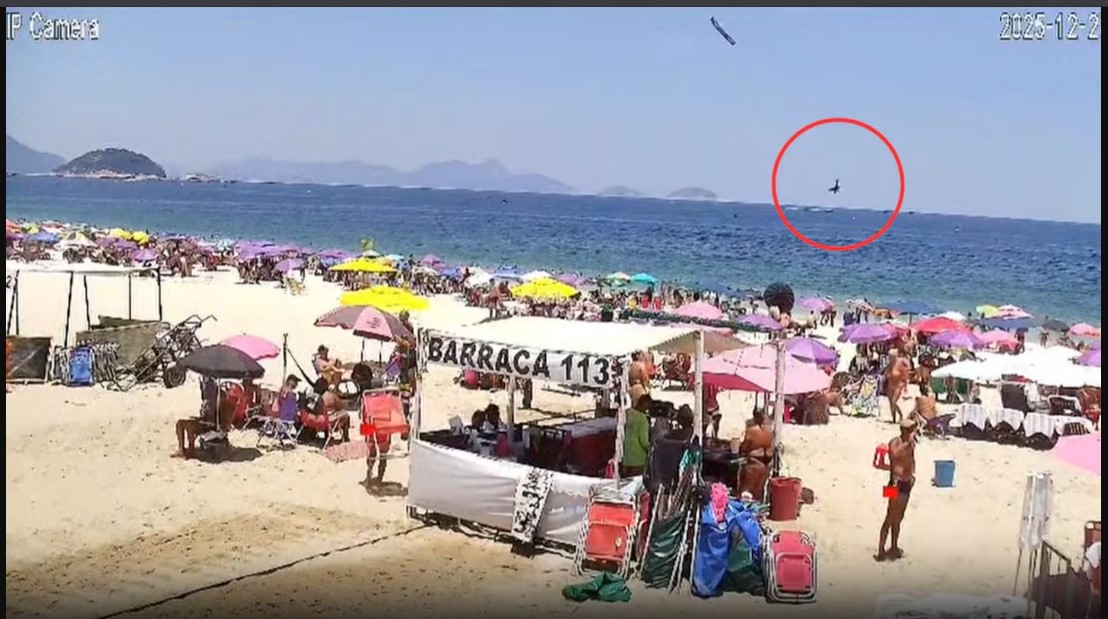 tragedia-en-rio-de-janeiro:-una-avioneta-publicitaria-se-estrello-en-el-mar-y-murio-el-piloto