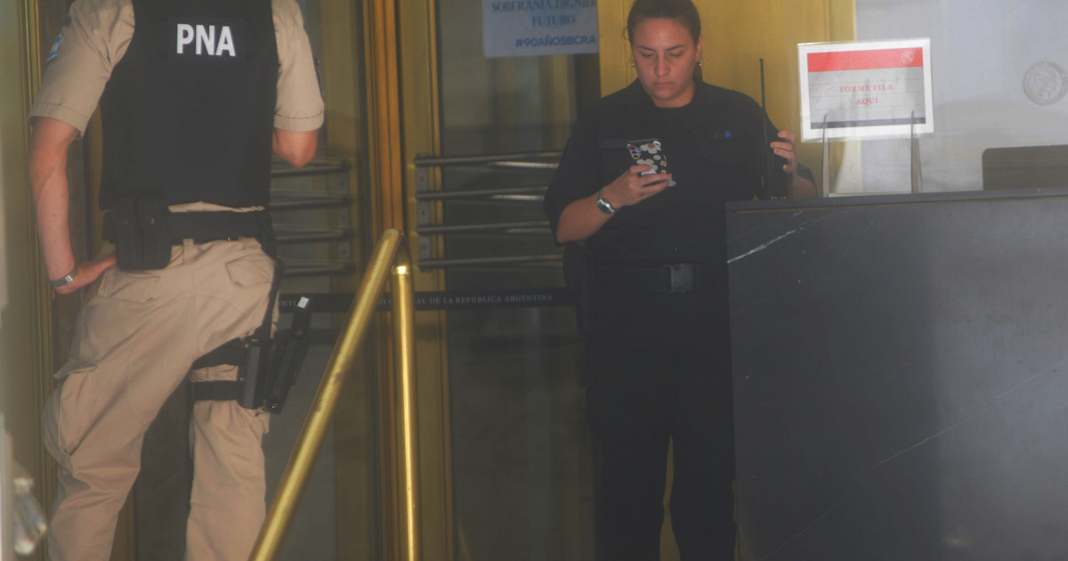 maniobras-con-el-dolar-durante-el-cepo-k:-ordenan-cinco-allanamientos-a-funcionarios-y-un-operativo-en-el-banco-central