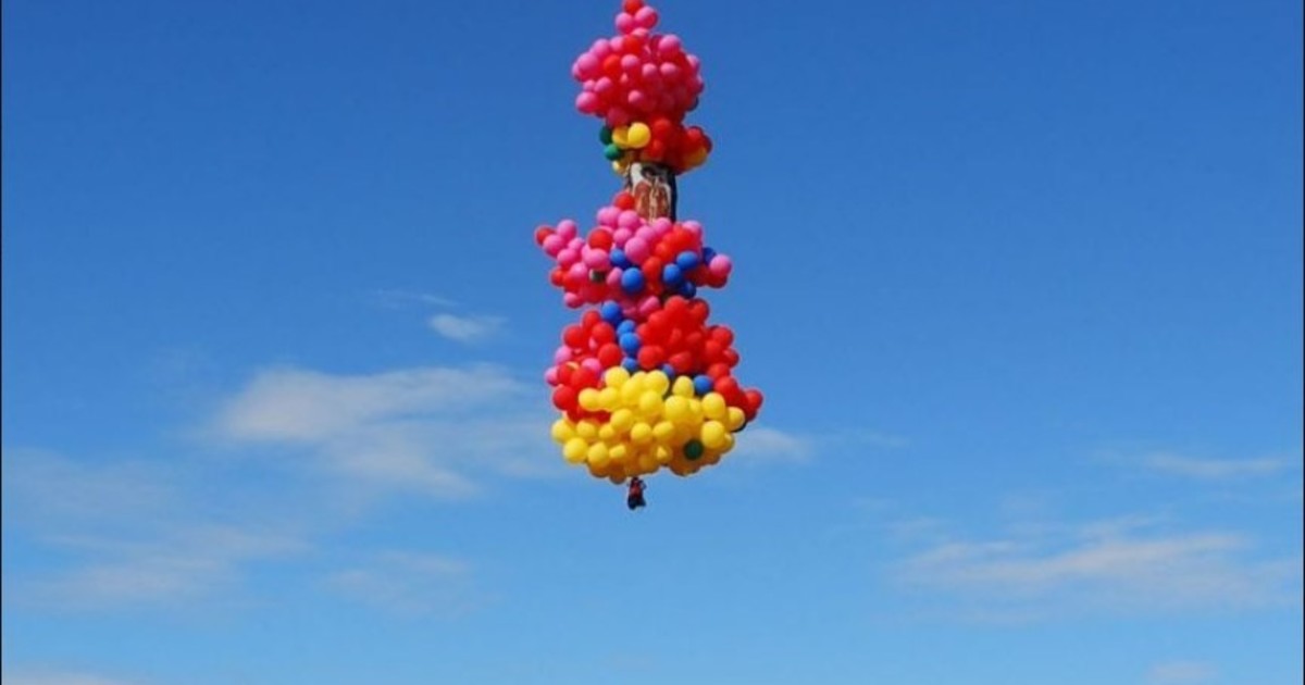 el-tragico-final-del-sacerdote-que-volaba-enganchado-a-1.000-globos