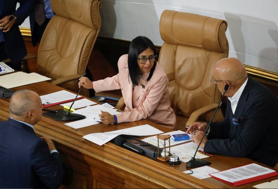 delcy-rodriguez-fue-juramentada-como-jefa-del-regimen-de-venezuela-tras-la-captura-de-maduro