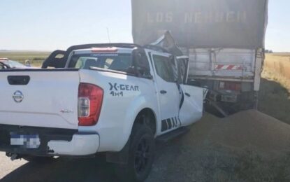 Un camión se subió a la ruta cargado de trigo y se lo llevó puesto una camioneta: murió el papá de un intendente