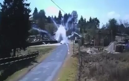 Un motociclista saltó por los aires al explotar la pirotecnia que llevaba en su moto
