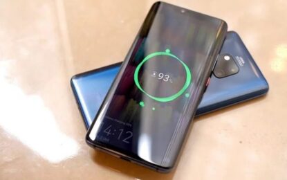 Carga inversa, la función oculta para revivir un celular sin batería: cómo funciona y modelos compatibles