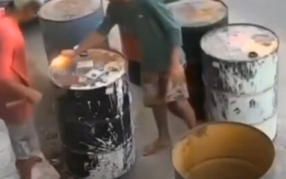 Dos jóvenes que jugaban con fuego sufrieron una tremenda explosión: el impactante video del incidente