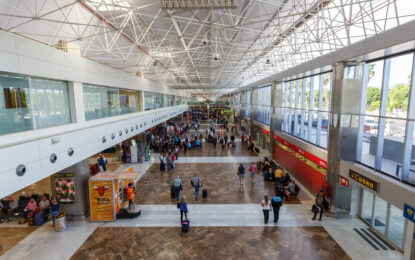 Un hombre intentó subir a su esposa muerta a un avión y lo descubrieron cuando la llevaba en silla de ruedas