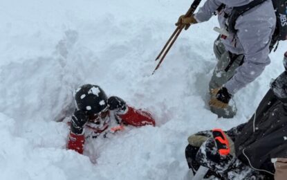 Un esquiador salvó a un hombre que quedó sepultado en la nieve tras una avalancha: «Vi un brazo que se movía»