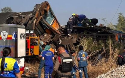 Tragedia en Tailandia: una grúa cayó sobre un tren en marcha y dejó al menos 25 muertos