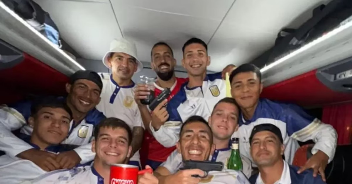 polemica-con-un-equipo-de-futbol-de-tucuman:-pasaron-a-la-final-del-regional-y-se-sacaron-una-foto-con-armas