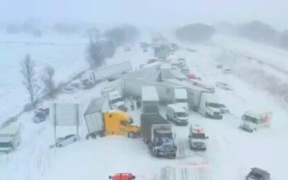 La tormenta invernal causó un choque múltiple de más de 100 vehículos, incluidos 30 camiones, y dejó decenas de heridos