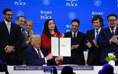 Milei en el Consejo de la Paz de Trump: un saludo protocolar y un escenario junto a líderes no occidentales y de países musulmanes