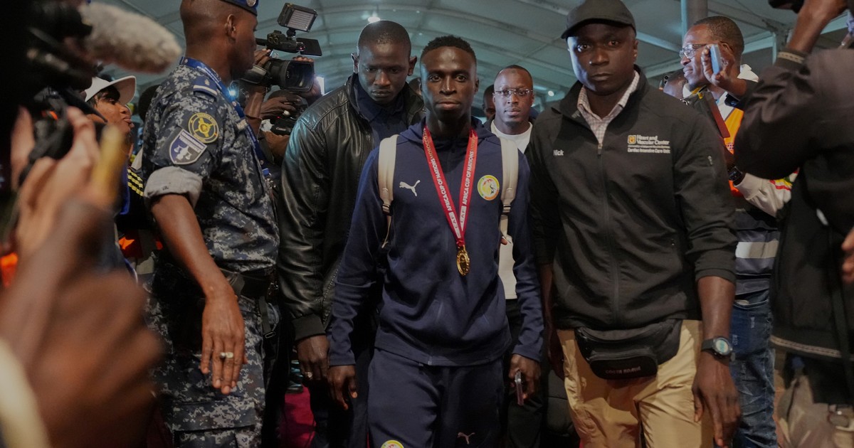 cuatro-desmayos,-20-horas-de-hospital-y-misterio-en-la-copa-africana:-¿senegal-sufrio-su-propio-bidon-de-branco-en-la-final-con-marruecos?