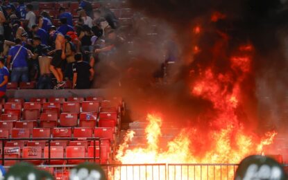 Graves incidentes en Chile con la barra de la U, la del escándalo en Avellaneda: enfrentamiento con la policía y fuego en la tribuna