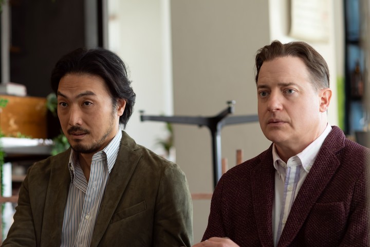 Brendan Fraser junto al dueño de la agencia, que interpreta Takehiro Hira, el actor de 