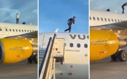 Un joven se subió al techo de un avión y retrasó el despegue durante dos horas
