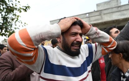 Un ataque suicida deja 31 muertos y 169 heridos en una mezquita en Pakistán: «Había cadáveres por todas partes»