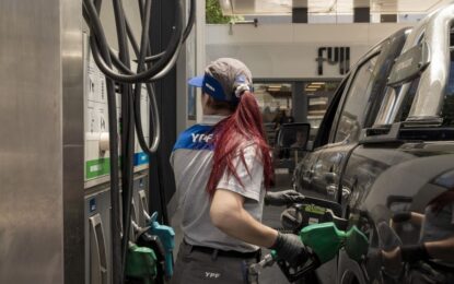 Polémica por la inflación: además de las tarifas, para el Gobierno los precios de internet, celulares y naftas también están atrasados