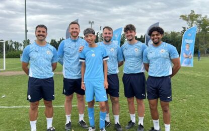 Tiene 14 años, Manchester City lo invitó a entrenarse en Inglaterra y hoy reparte en bicicleta comida hecha por su abuela para cumplir su sueño